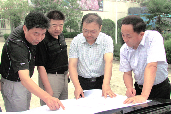 六安市委常委、束學(xué)龍副市長來集團督查“退城進園”工作。