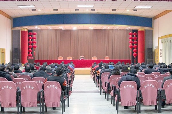集團全年管理工作會議，圍繞《勁霸總裁洪忠信致員工一封信》的內(nèi)容，要求全體高管人員要爭做團隊的領(lǐng)頭人、行為準(zhǔn)則的標(biāo)桿和以身作則的榜樣。