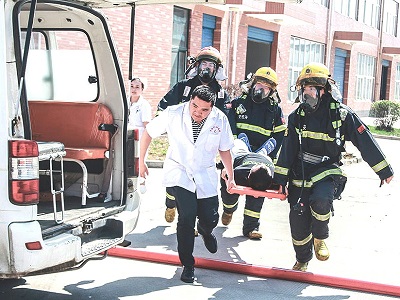 醫(yī)生、消防官兵在消防演練中抬擔(dān)架救助傷患