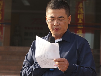 安徽星星集團(tuán)舉行迎國慶升國旗活動-陸峰宣讀2019年度黨員和黨支部表彰文件