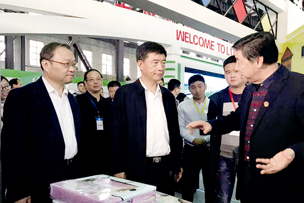 安徽省委常委、六安市委孫云飛書記在全市工業(yè)品展銷會上駐足察看公司產(chǎn)品-